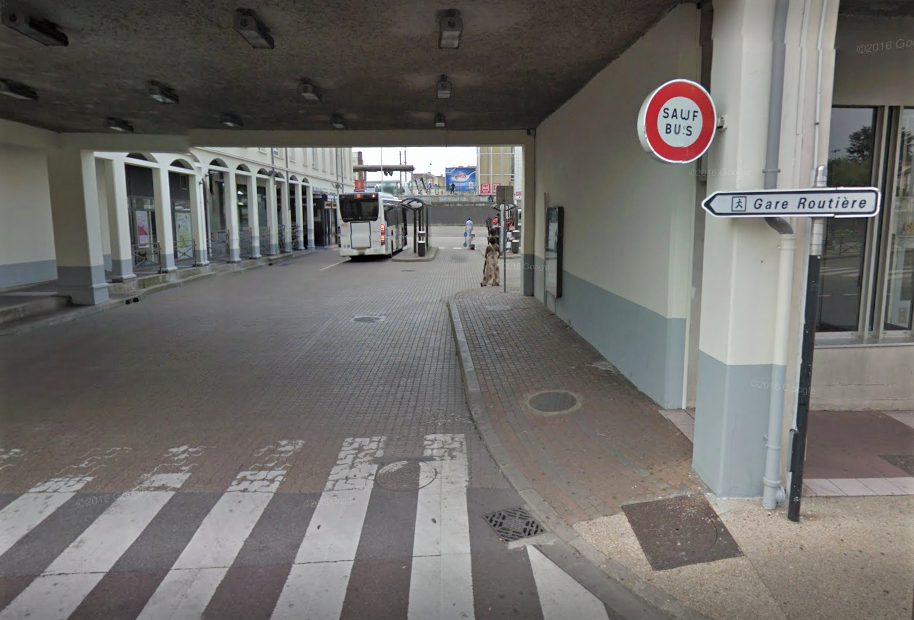 La gare routière de Poissy a été prise par d'assaut par les usagers du RER A privés de train suite à un acte de malveillance - Illustration © Google Maps