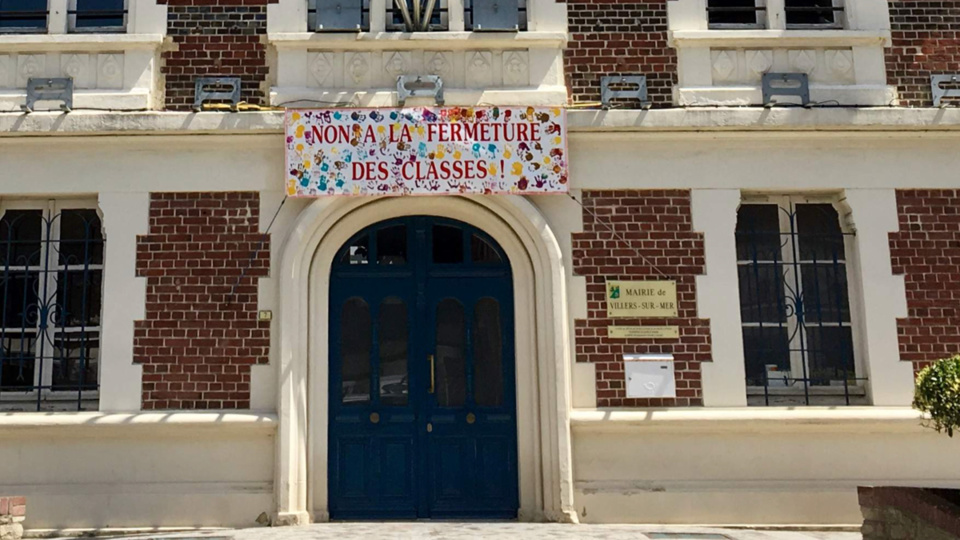une banderole décorée par les enfants de la petite section de maternelle a été affichée aujourd’hui jeudi sur la façade de la mairie