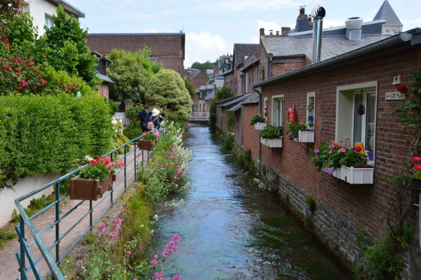 Veules-les-Rose et sa plus petite rivière de France  -Illustration © Ville de Veules