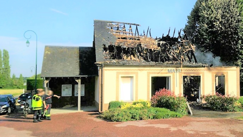 Les combles et la toiture de la mairie de Brétigny ont été entièrement détruits - Photo © D.R./infonormandie