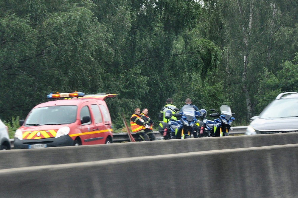 Les gendarmes des pelotons motorisés de Gaillon et de Bourg-Acharg, en charge de l'A13, ont procédé à la sécurisation des lieux durant l'intervention des secours - Photo © infoNormandie