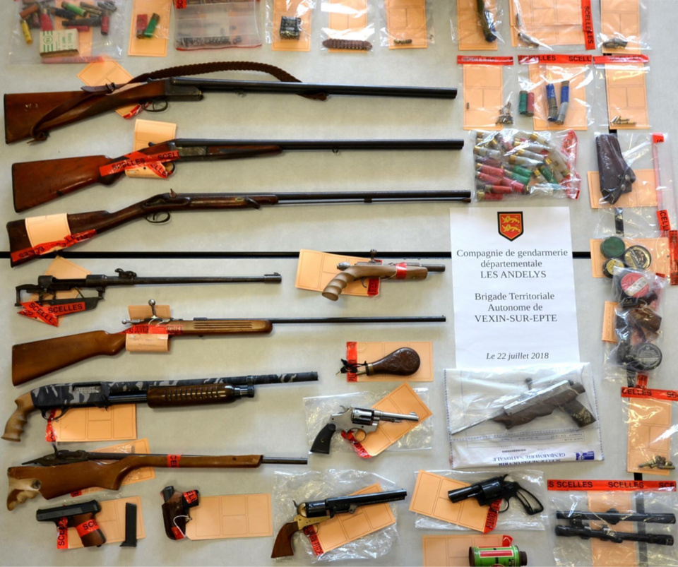 Plusieurs armes et des munitions ont été saisies au domicile du suspect - Photo © Gendarmerie de l'Eure