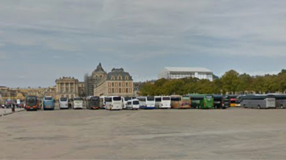 L’autocar était stationné sur la place d’Armes, près du château - Illustration
