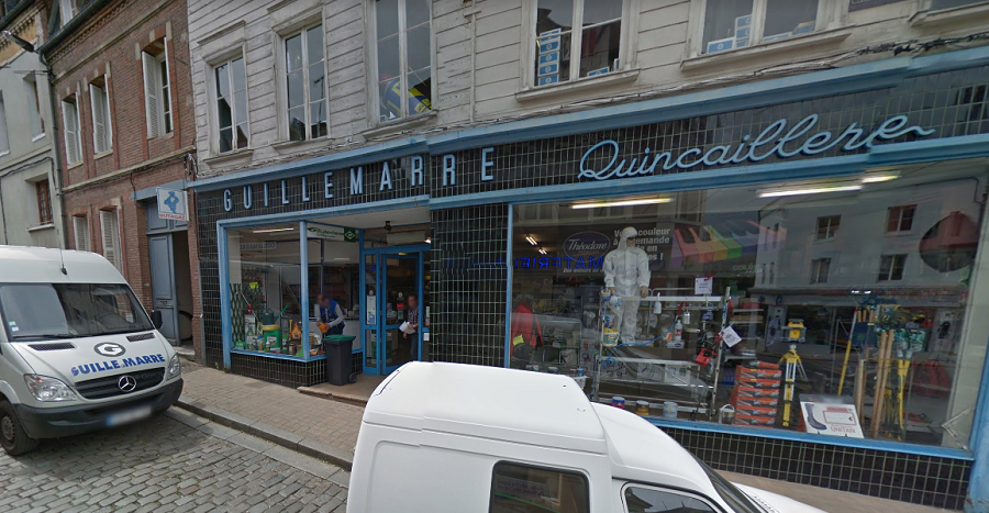 Le commando s'est attaqué à la devanture du magasin à coups de masse - Illustration © Google Maps