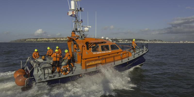 Les moyens de sauvetage déployés par la SNSM et les sapeurs-pompiers ont permis de récupérer les occupants du voilier en difficulté - Photo © Préfecture maritime/Twitter