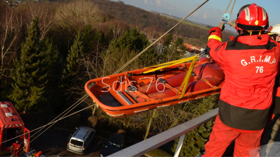 Le Groupe de recherche et d'intervention en milieu périlleux est, comme son l'indique, spécialisé dans les interventions de secours délicates - Illustration © SDIS76