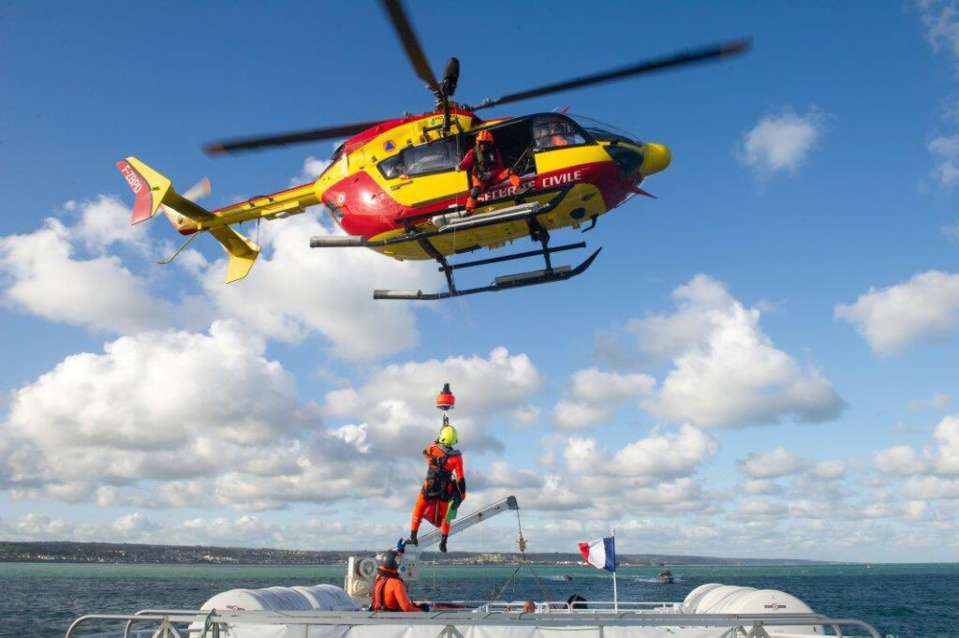 Dragon 76, l'hélicoptère de la sécurité civile, faisait partie des moyens engagés pour porter secours aux baigneurs en difficulté - Photo © Préfecture maritime / Twitter