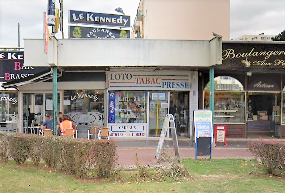 Le rideau métallique et la vitrine du tabac-presse-loto "La Civette" a été défoncée à l'aide d'une voiture-bélier  -Illustration © Google Maps