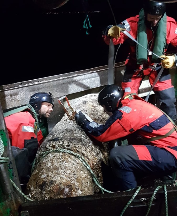 La munition d'environ une tonne a été remise à l'eau par sécurité après examen par les plongeurs-démineurs - Photo © Préfecture maritime