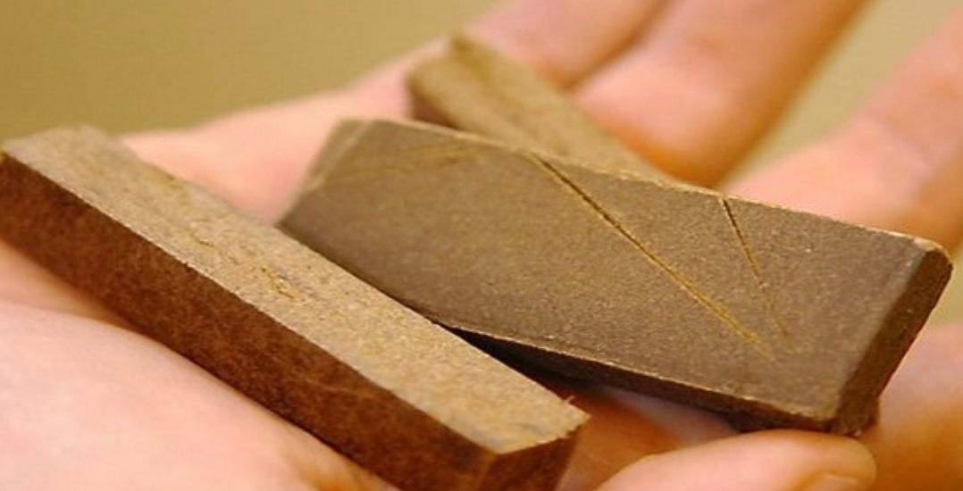 Une dizaine de barrettes de résine de cannabis et 500€ en espèce ont été saisis sur le jeune homme de 17 ans - Illustration