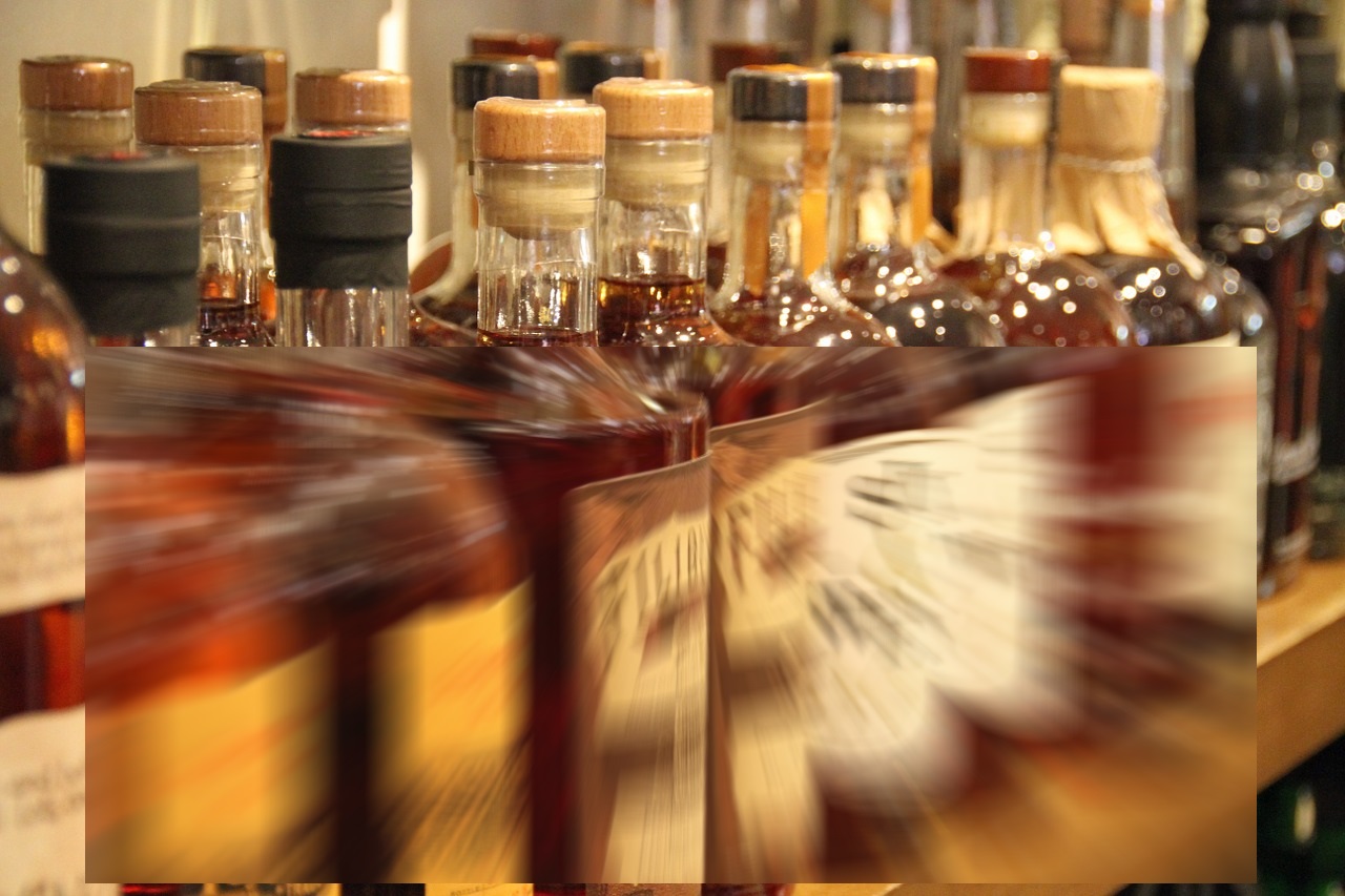 Le voleur, avec la complicité de sa compagne, dérobait des cartons de bouteilles d'alcool fort dans un entrepôt de Système U à Beuzeville - Illustration © Pixabay