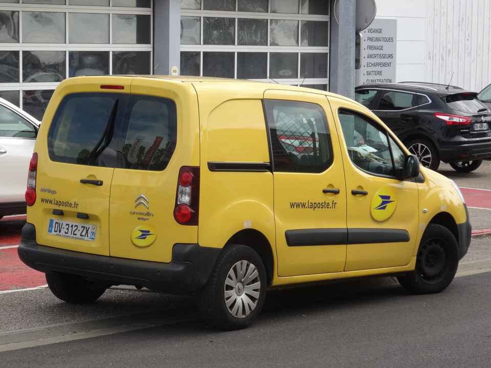 Le véhicule de La Poste a été retrouvé abandonné quelques heures après le vol - Illustration @ D.R.