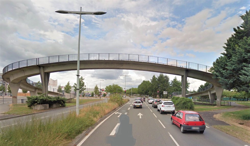 La femme est tombée sur une voiture arrêtée avant l'intersection avec la rue de Russelsheim - Illustration © Google Maps