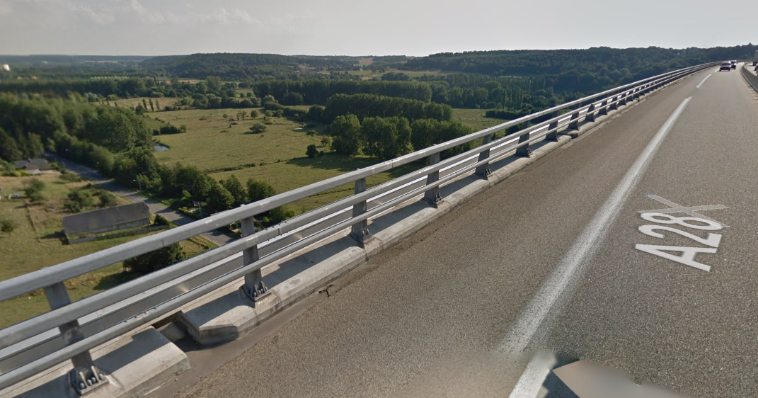 La femme était assise sur le bord du viaduc, les pieds dans le vide à environ 40 m de haut - illustration © Google Maps