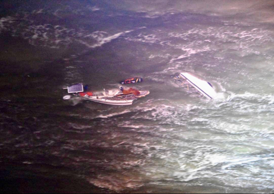 A l'arrivée de l'hélicoptère, le navire était désemparé au milieu des vagues et des rochers - Photo © Préfecture maritime