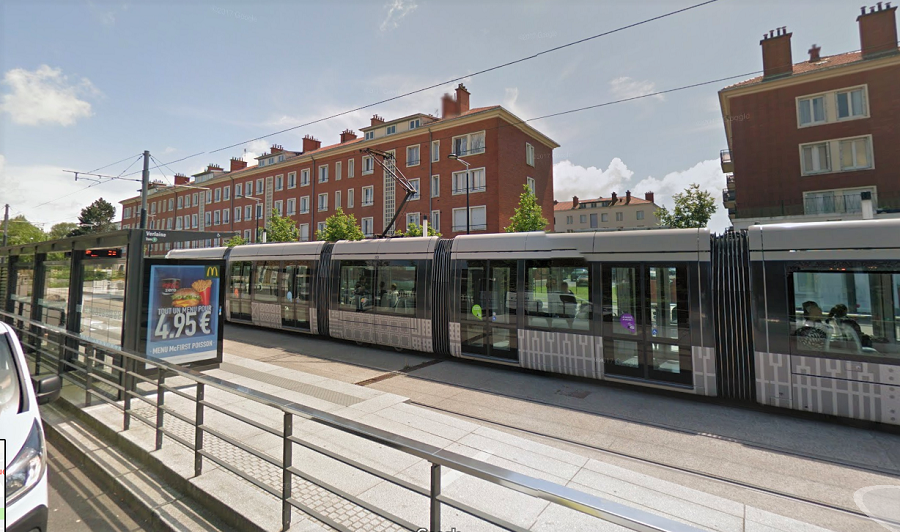 Le jeune homme a été percuté par le tramway au moment où il traversait les voies à l'arrêt Paul-Verlaine - Illustration © Google Maps