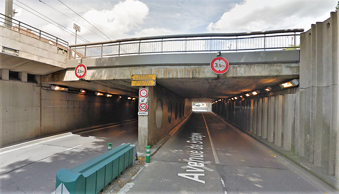 Les jeunes gens auraient lancé la pierre du haut de la trémie - illustration © Google Maps