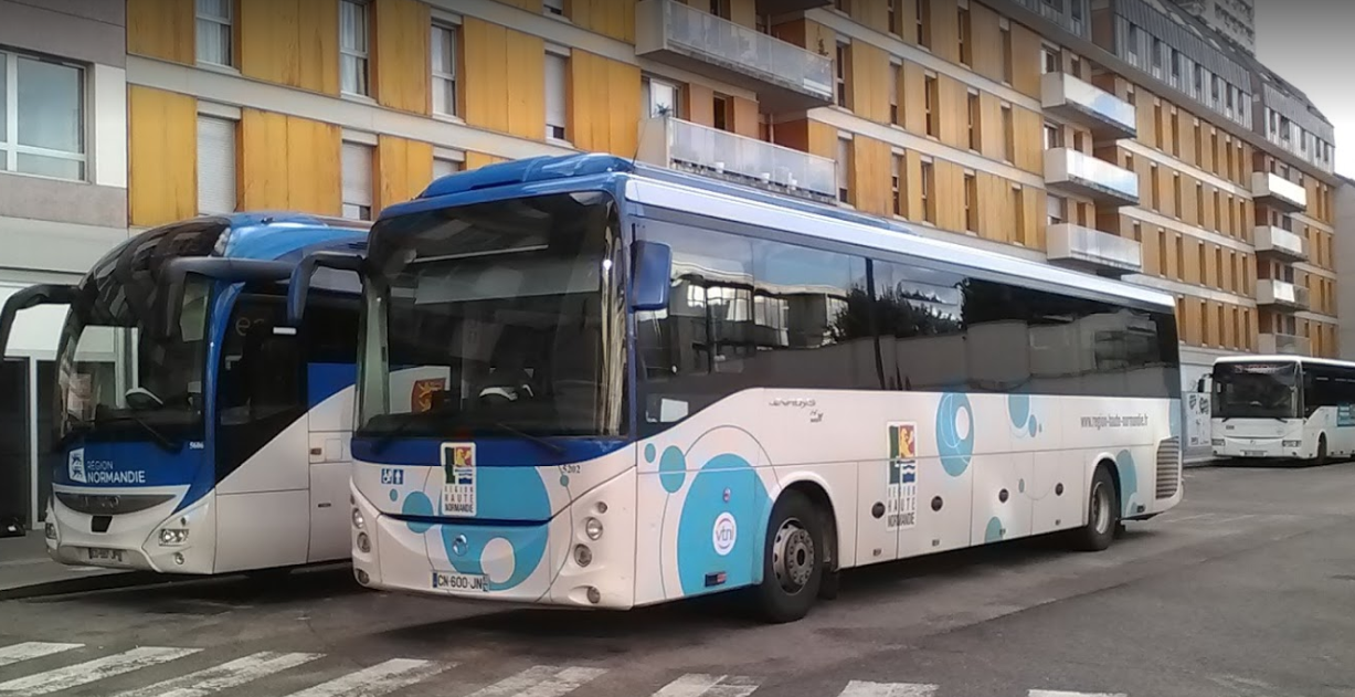 Des vitres ont été cassées sur treize bus - Illustration © DR