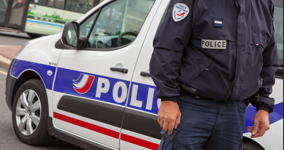 Yvelines : une imprimante atterrit sur le toit de la voiture de police à Mantes-la-Jolie