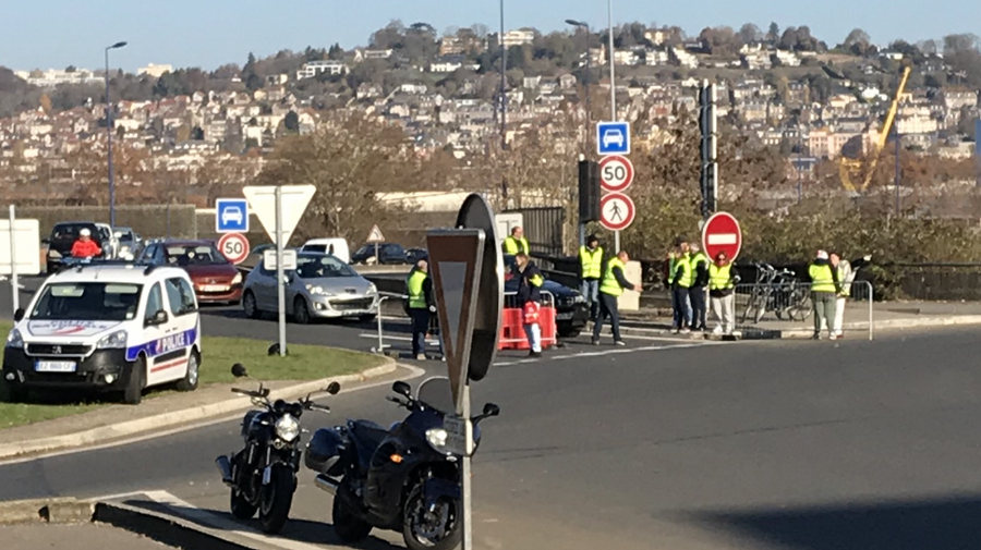 Barrage filtrant et blocage aujourd'hui au rond-point de la Motte à Rouen - Photo © infonormandie