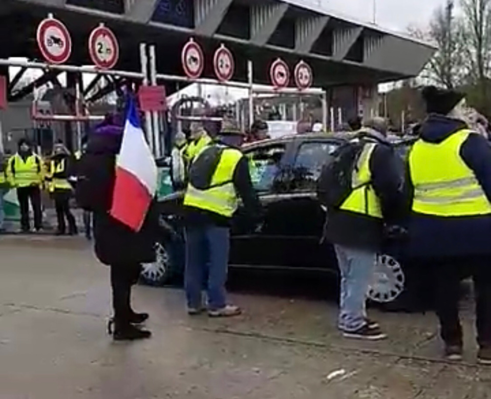 Les Gilets Jaunes Tiennent Les Ronds Points Des Centres