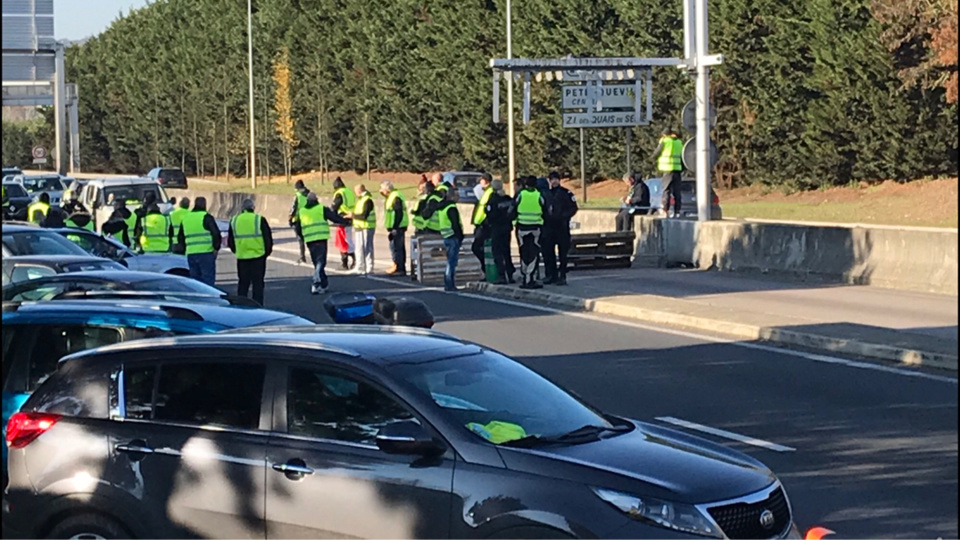 Les gilets jaunes occupent ce dimanche matin le rond-point de la Motte à Rouen - illustration @ Infonormandie
