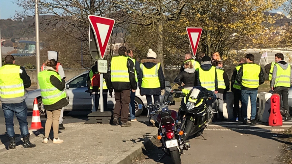 Quelques heures après les annonces d'Emmanuel Macron qui promet notamment une large concertation sur tout le territoire, les Gilets jaunes semblent déterminés à poursuivre leur mouvement - illustration © infonormandie