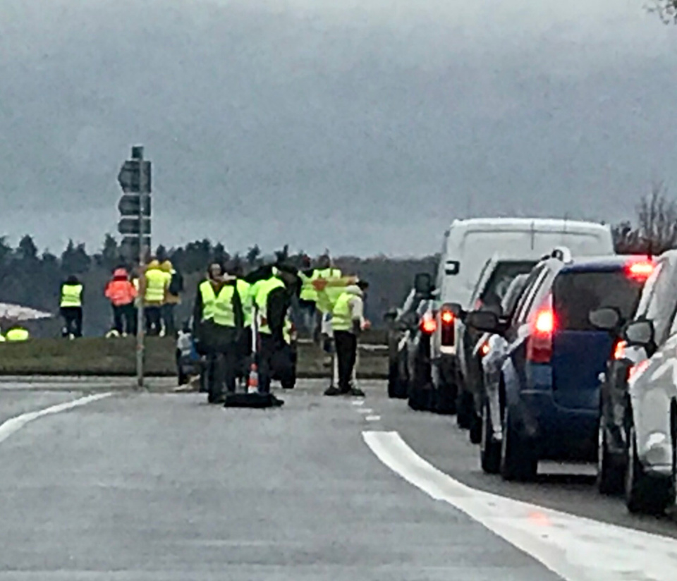 A Douains, sur la D181 entre Pacy-sur-Eure et Vernon, les Gilets jaunes sont présents depuis le début du mouvement - Photo @ Infonormandie