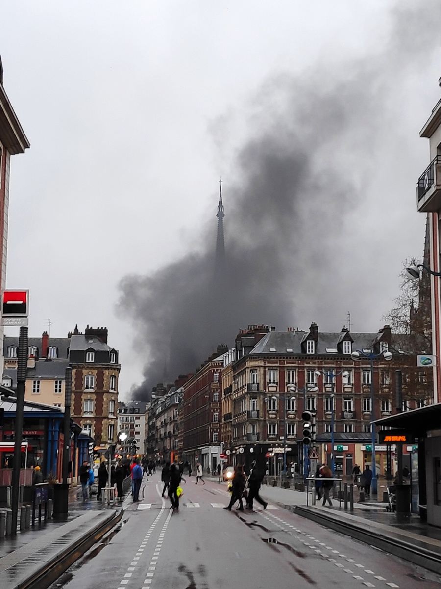 Des poubelles ont été incendiées cet après-midi dans le centre-ville de Rouen, comme le démontre ce panache de fumée visible de la place Saint-Marc - Photo © infonormandie