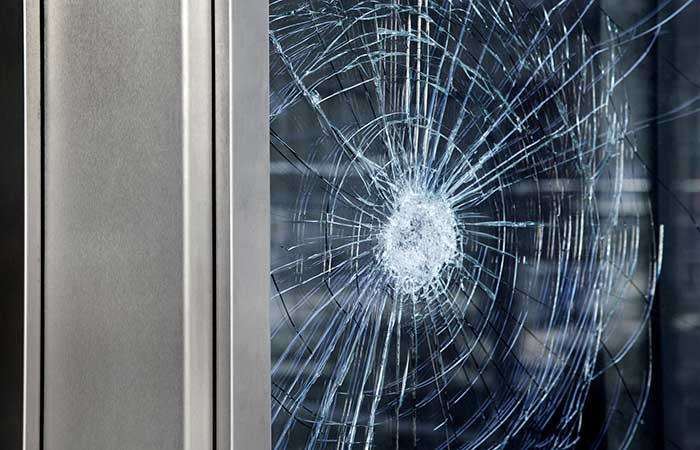 Une dizaine de vitrines de commerces et de banques ont été impactees par des jets de pavés - Illustration @ D.R.