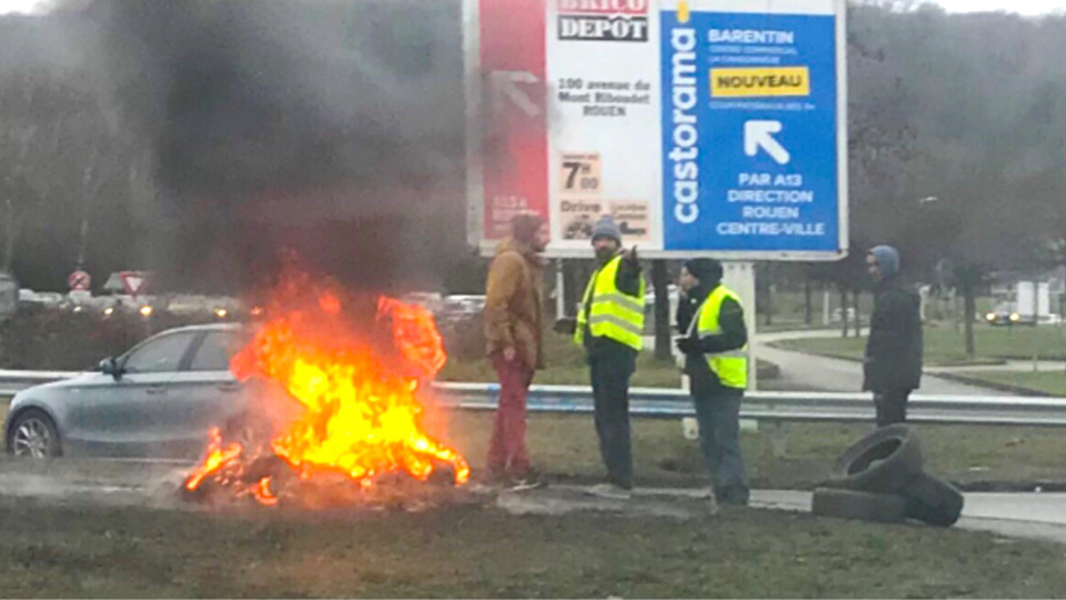 Cette nuit, les gilets jaunes ont quitté les ronds-points pour tenter de bloquer des entreprises commerciales et industrielles - Illustration © infonormandie