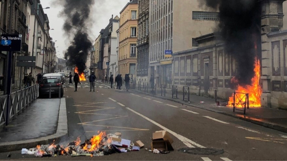 Des scènes de violences et d’émeutes que la préfète voudrait bien ne pas voir se reproduire ce samedi en Seine-Maritime - Illustration @DDSP/Twitter