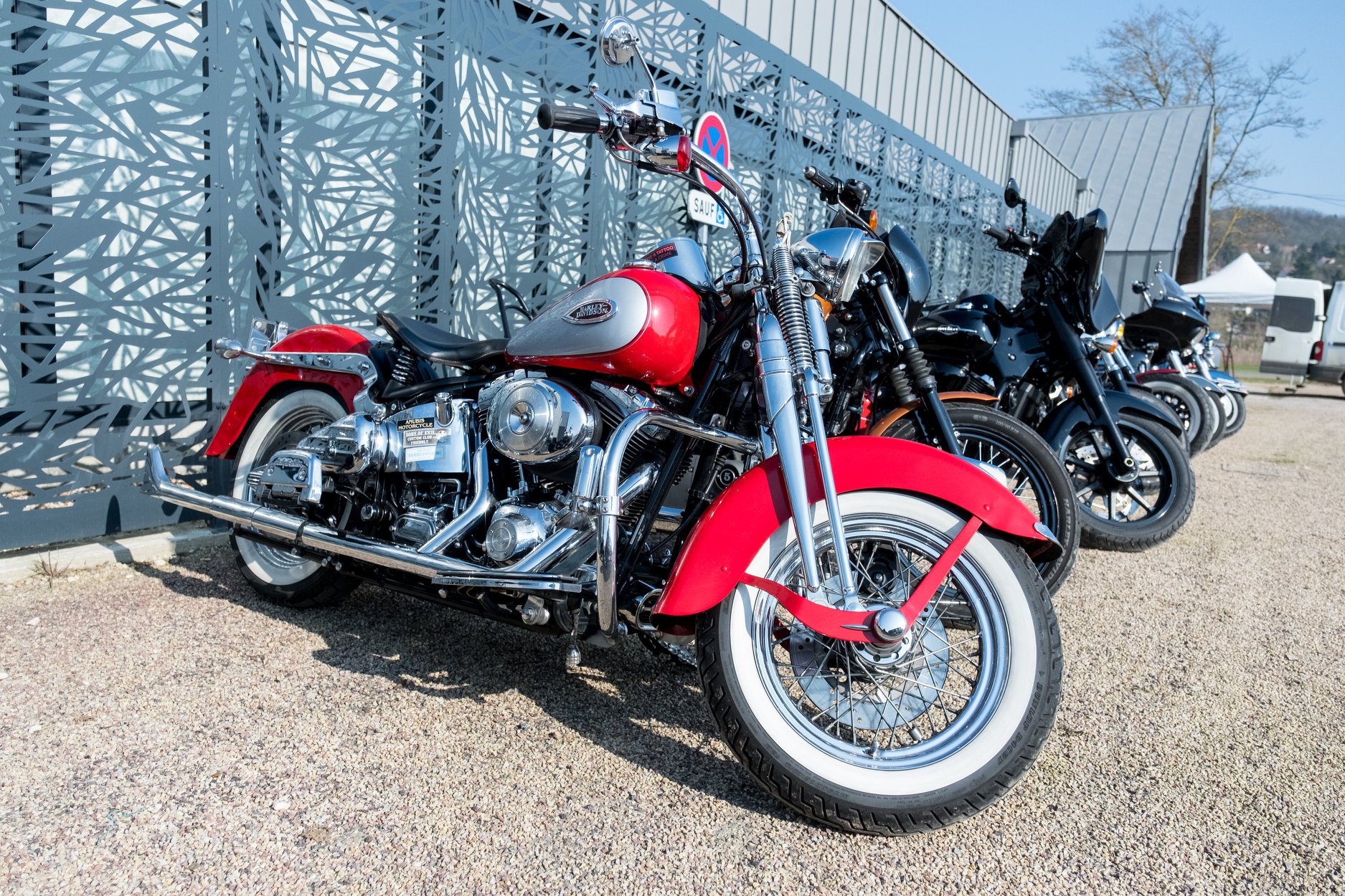 Exposition de motos dfe collection et customisées, dont la célèbre Harley Davidson  - illustration © West Motors Night / Facebook