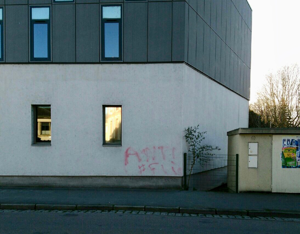 Deux tags "antiflic" ont été découverts, un sur le mur de la caserne de gendarmerie, un autre sur le trottoir devant cette même caserne - Photo © D.R.
