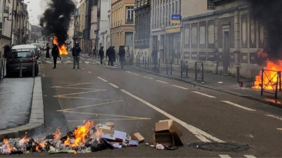 Poubelles incendiées, vitrines de magasins cassées, jets de projectiles et affrontements avec les forces de l'ordre : chaque samedi, le centre-ville de Rouen reproduit ces mêmes images de violences depuis le début du mouvement des "gilets jaunes" - Illustration © DDSP76/Twitter