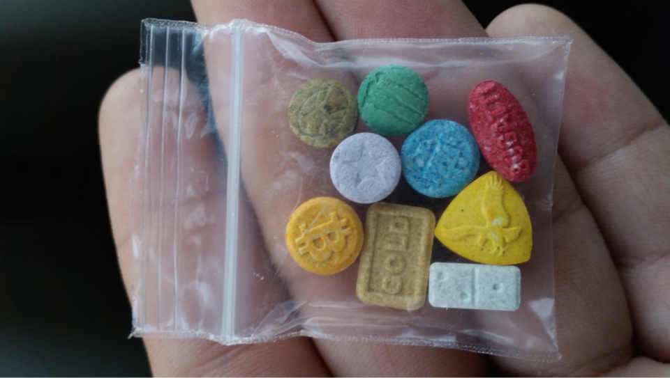 Sur le conducteur, les policiers ont découvert cinq produits stupéfiants différents, dont des cachets d’ecstasy et de MDMA - Illustration