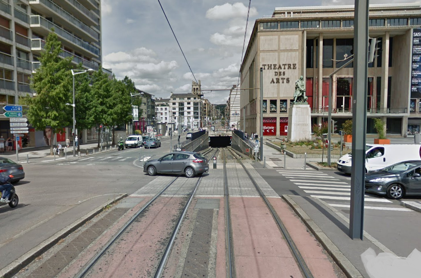 La Clio s’est retrouvée sur les voies du tramway prête à entrer dans le tunnel - Illustration @ Google Maps