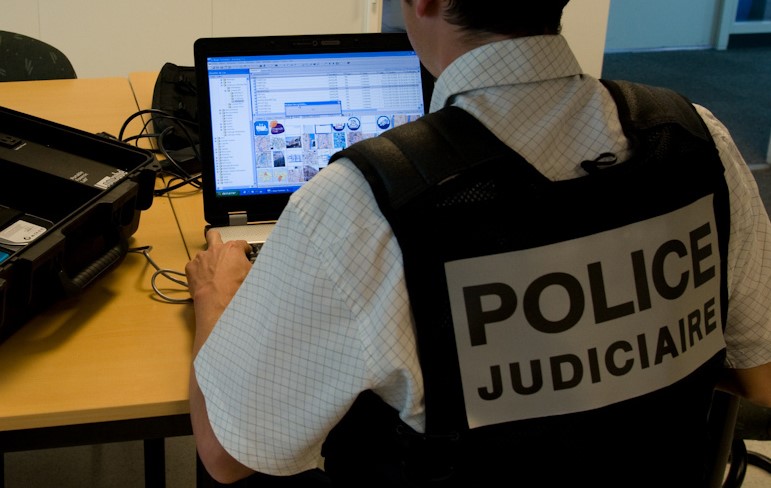 La femme était recherchée par la police judiciaire pour être entendue dans une affaire de meurtre - Illustration © DCPJ