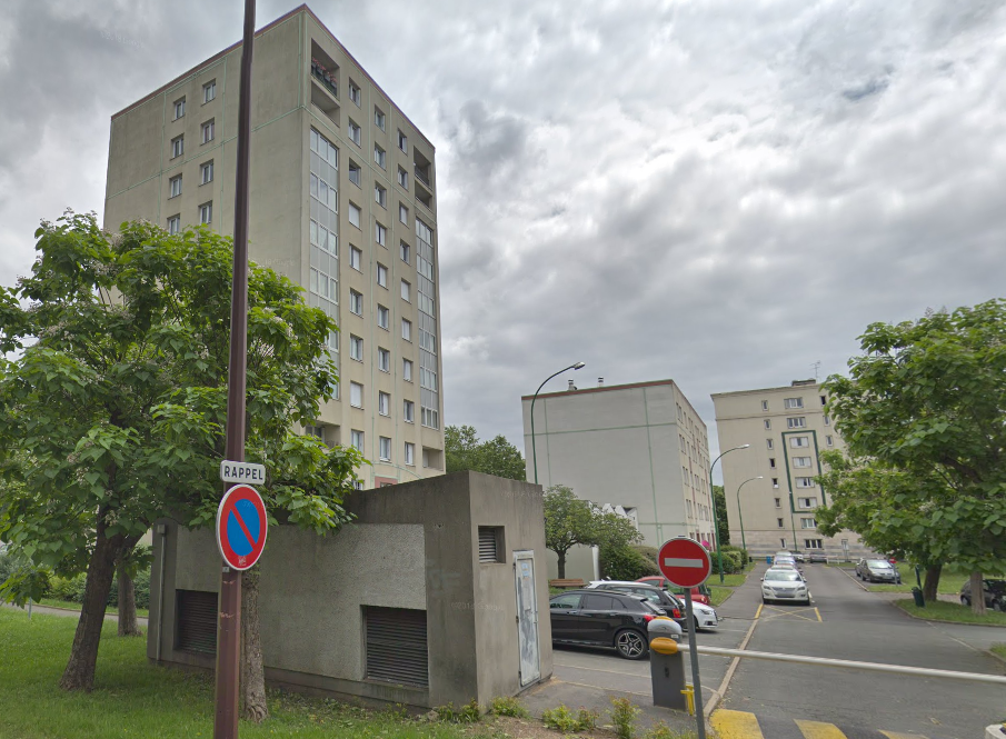 Le feu est parti des caves d'un immeuble de cette résidence, rue Yves du Manoir - Illustration © Google Maps