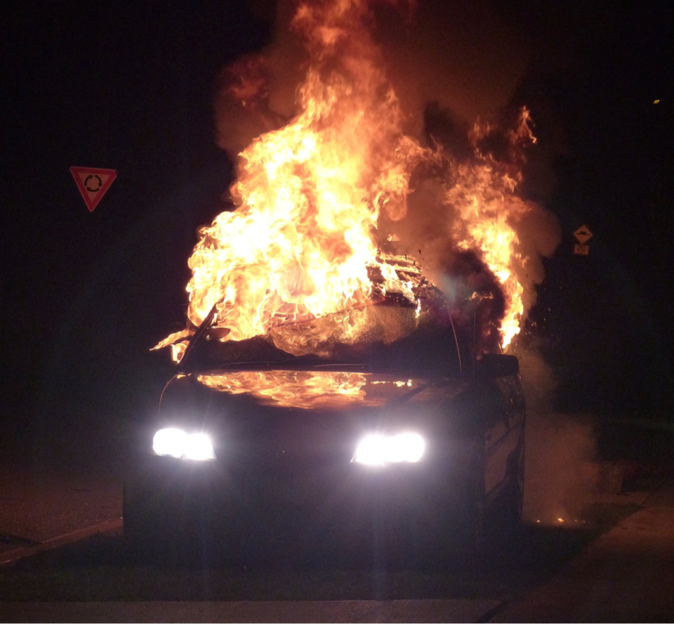 Les occupants de la Clio y ont mis le feu après l'avoir encastrée dans le pilier du portail d'une maison - illustration © Pixabay