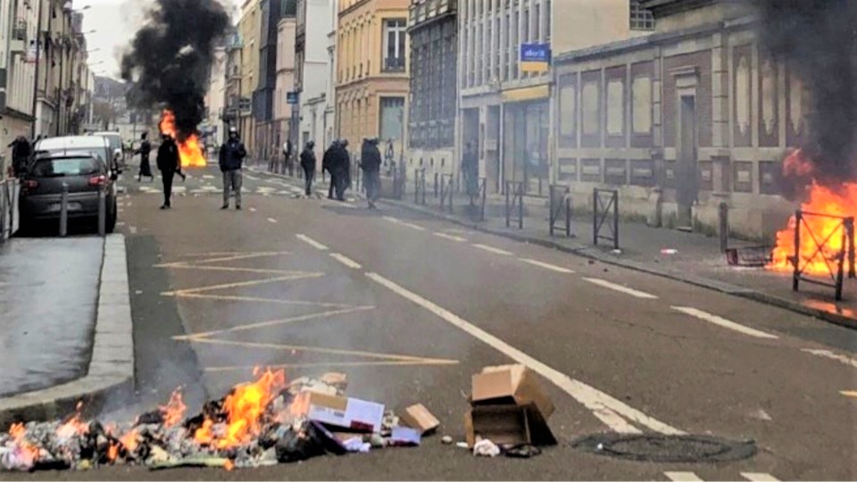 Chaque samedi depuis le début du mouvement des gilets jaunes, mêmes scènes de violences à Rouen  - Illustration © Twitter/DDSP76