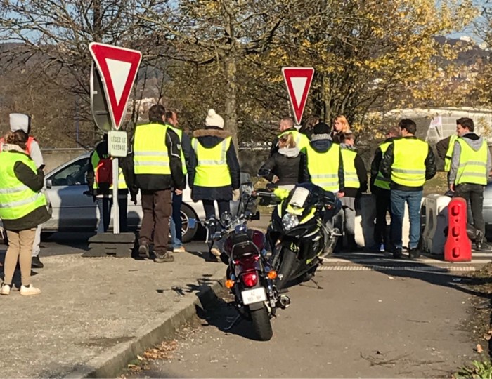 Rouen Les Gilets Jaunes Tenus à Lécart Du Centre