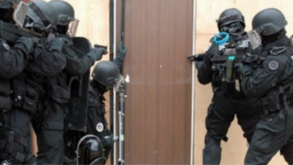 Les forces de l’ordre ont utilisé un door-raider pour ouvrir la porte du forcené - illustration @ Raid