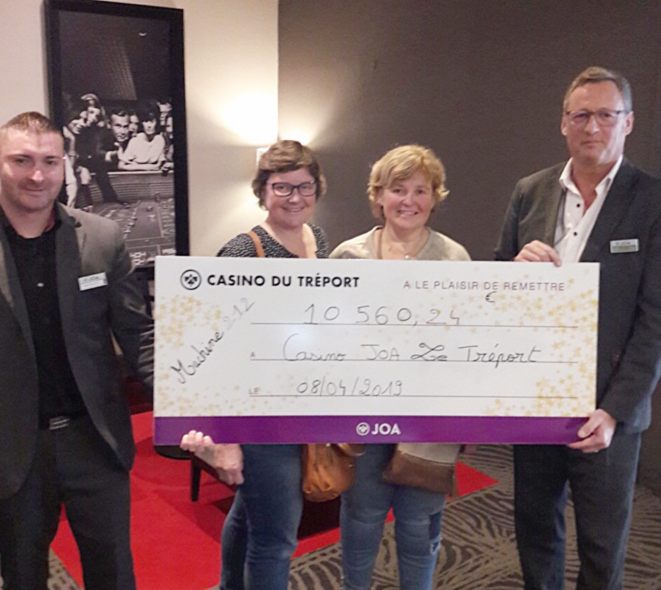 Christelle et Isabelle, les gagnantes, et Jérôme Fourrie, membre du comité de direction (à droite) et de Nicolas Mouquet, contrôleur aux entrées - Photo @ casino du Tréport