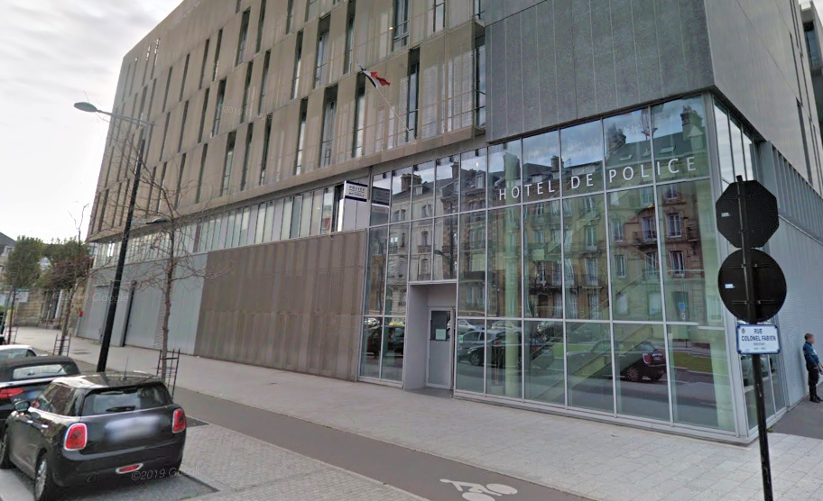 Une baie vitrée de l'hôtel de police a volé en éclats - Illustration