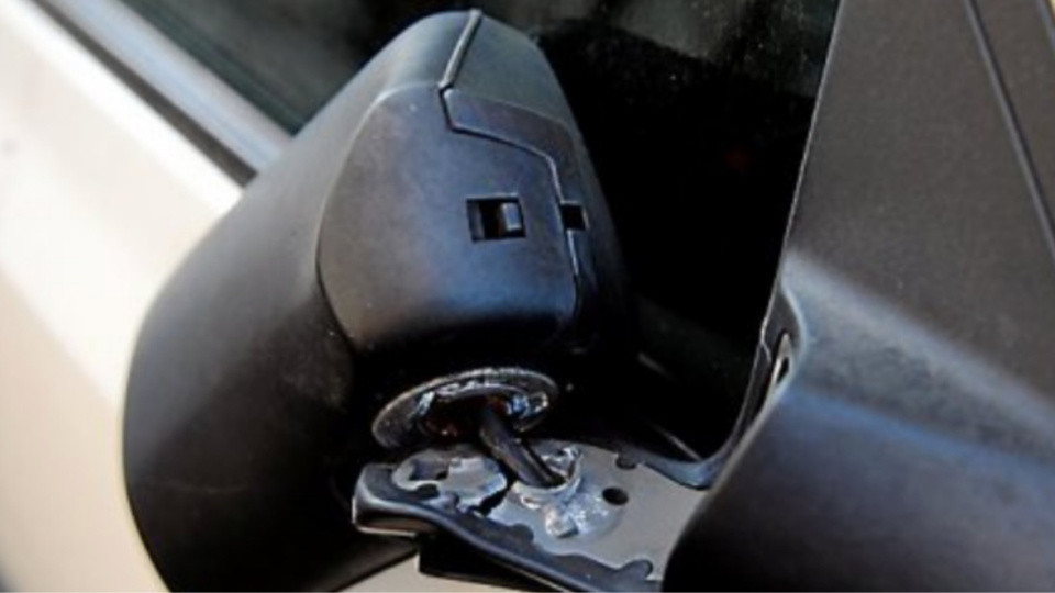 Les rétroviseurs de trois véhicules ont été arrachés - Illustration