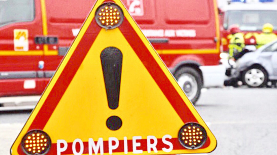 Les sapeurs-pompiers ont porté secours aux trois occupants du véhicule immobilisé sur le toit après des tonneaux - Illustration
