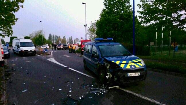 Les malfaiteurs n'ont pas hésité à foncer et à percuter le véhicule des gendarmes qui ont été légèrement blessés Photo © Gendarmerie de l'Eure