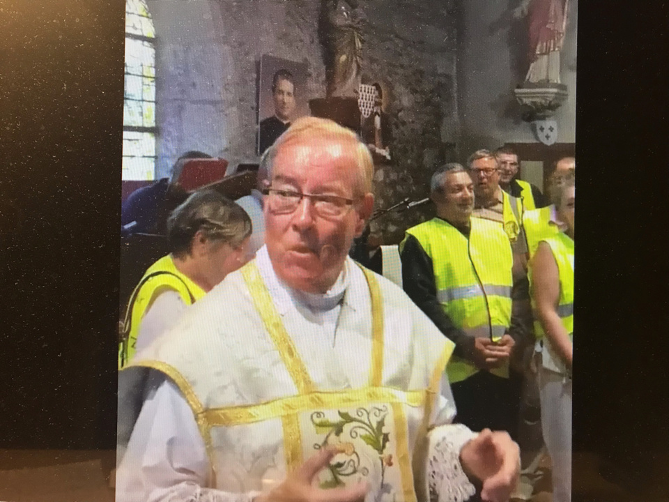 L’abbé Michel entouré de gilets jaunes dans l’eglise du Planquay dimanche matin - capture d’écran/Youtube