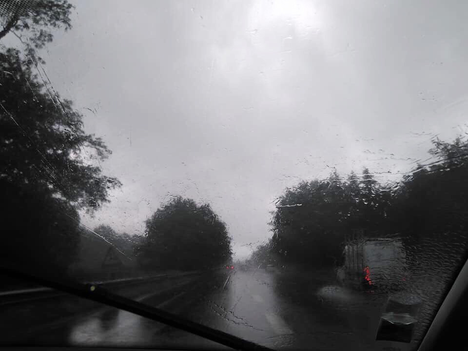 Un violent orage a engendré cet après-midi de nombreuses interventions des sapeurs-pompiers sur le sud-est du département pour des inondations et fils électriques arrachés. La préfecture a lancé un appel à la prudence notamment sur les routes de Seine-Maritime en raison des fortes précipitations et rafales de vent - Photo © C.L.